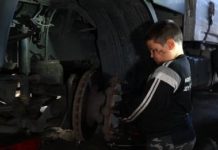 Mekaniku 8-vjeçar! Vogëlushi nga Berati që riparon kamionët e rëndë