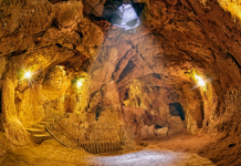 Një burrë çau murin e bodrumit të tij dhe zbuloi tunelet, misteri i qytetit antik në Turqi