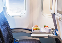 Ushqimet që nuk duhet t’i hani kurrë, para se të udhëtoni me avion