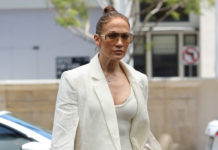 Jennifer Lopez rrëzohet në skenë, por vazhdon performancën pa ndërprerje