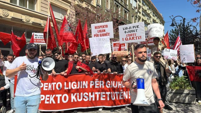 Protesta per gjuhen shqipe ne Maqedoni