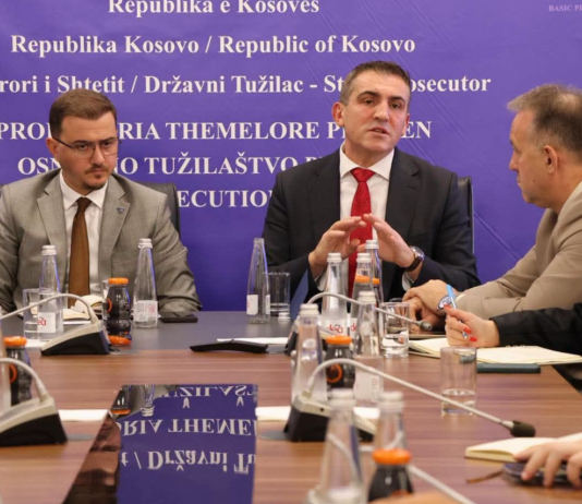 Kryeprokurori i Shtetit viziton Prokurorinë në Prizren, diskutohet mungesa e prokurorëve dhe vonesat e ekspertizave